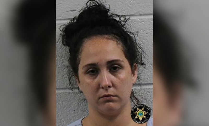 Arrestan a mujer en Tennessee acusada de intentar ahogar a un menor en la piscina de una vivienda