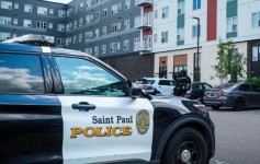 Hallan sin vida a una mujer y a un menor en un apartamento de St. Paul