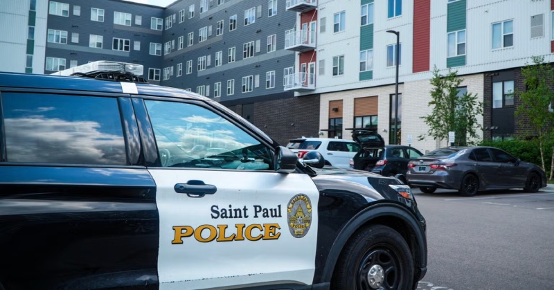 Hallan sin vida a una mujer y a un menor en un apartamento de St. Paul